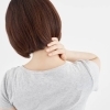 肩こりでお悩みの方へ…解消のコツは「首伸ばし」です