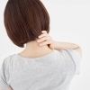 肩こりでお悩みの方へ…解消のコツは「首伸ばし」です