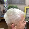 白髪をいかしたホワイトカラーショートスタイル