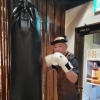 焼肉きらく店長、サンドバッグと“真剣勝負”？！