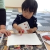 好きな色をえらんでおえかきタイム｜クレヨンで自由に表現しています