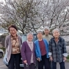 満開の桜の前でみんなでパチリ📷お花見ショット🌸【富士見・原村の福祉施設ひなたぼっこ】