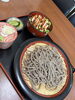つるっと喉越し満足の自家製そば。「十割蕎麦とヤンニョムうま辛チキン丼で満足ランチ」
