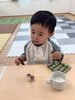 「「もぐもぐ」も「あそび」もじっくりと｜おやつ時間＆お部屋あそびの様子」