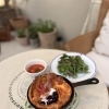 テラスで楽しむブランチプレートとカフェメニュー