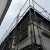 本日2棟で足場設置完了｜屋根カバー・外壁塗装・雨樋交換を一式で進行中です