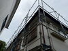 架設足場工事施工中「本日2棟で足場設置完了｜屋根カバー・外壁塗装・雨樋交換を一式で進行中です」