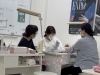 50代からスタートされた生徒さんのレッスン風景。昨年5月に入校し約2ヶ月でネイリスト検定3級に合格！「40歳からネイリストに。2ヶ月で資格取得したママのリアル〜50代主婦・未経験からの挑戦〜」