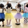 カラフルチュールでポーズ♪幼児クラスのレッスン風景をご紹介