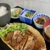 今週の週替わりサービスランチは「瀬戸内豚のトンテキ定食」