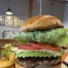 完熟アボカドたっぷり！サラダ&ポテト付きヘルシーバーガーランチ　四国中央市川之江でのランチなら、テイクアウトも可能！オシャレな2TONE BURGER！