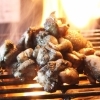 炭の香りがたまらない！鶏もも肉いぶし焼き