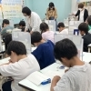スタッフが見守る中で集中学習｜一人ひとりの席で「できた！」を育てています　足立区　北千住　学習塾　幼児　小学生　中高生