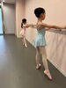 個々の成長を育む少人数指導「小学校低学年クラスのご紹介｜集中して楽しむバレエ時間」