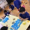 色と模様がひらひら！こいのぼり製作を楽しんでいます