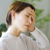 仕事終わりの頭痛をリセット！前屈み姿勢からくる「首・背中の張り」対策