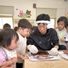八女市で保育園をお探しの保護者様へ　生き物触れ合い