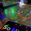 フロアにきらめく光と So Nice の夜