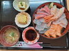 市場直送！新鮮魚貝の豪華海鮮丼「自家製玉子焼きと冷奴付き・海鮮丼定食のご紹介　2200円（税込）」