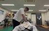 今回は部室内でケア。練習がOFFの日なので、今日はとても静かです。「月に数日、大学水泳部の選手たちへおこなうボディ・ケア。」