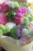 みずみずしい花を束ねています「母の日に贈る、やさしいピンクの花束」