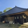 【大多喜方面の屋根塗装事例】古民家の鉄板屋根を、青から黒へ吹き付け塗装で仕上げました