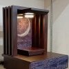 三日月と星空が灯りを受けて浮かぶモダン厨子仏壇「モーネⅡ」 瑞江を中心に江戸川区全域、市川、行徳、浦安からもご利用いただいている仏壇仏具専門店です。
