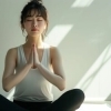 その疲れ、実は「姿勢」から？スマホ首をリセットする簡単セルフケア！