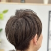 グレーの陰影を楽しむ、襟足すっきり大人ショート