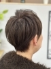 上質なショートスタイルをお届け「グレーの陰影を楽しむ、襟足すっきり大人ショート」