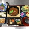 熱々鉄板で楽しむ煮込みハンバーグ和定食ランチ