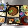 熱々鉄板で楽しむ煮込みハンバーグ和定食ランチ