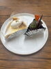 「濃厚チーズとチョコレート、人気ケーキでカフェタイムを」
