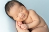 「ママの手に包まれた、はじめての笑顔」