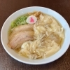 人気のワンタンメンで、ちゅるっと口福の一杯を