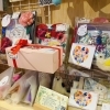 5階おしごとカフェ内のレンタルギャラリーでは母の日オススメ品を展示しております
