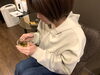 施術後にハーブティーをお召し上がり中のお写真「『やっと来れました』・『入籍しました』・韓国発バイオトニック×頭皮光ケア」