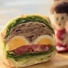 もはや「メインおかず」と「サラダ」のコラボ！ボリューミーなサンドイッチ