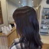 紫をしのばせたこっくりブラウンで、ツヤと透明感のあるロングヘアに