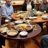 親族で囲む手料理の食卓　墓参帰省の集まりに