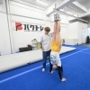 マンツーマンでしっかりサポート！逆立ちトレーニングの様子をご紹介