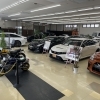 本社ショールーム屋内展示のご紹介：クルマもバイクも楽しめる空間です