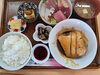 ブリカマの煮付け＋刺身盛り合わせ定食、小鉢3品付き　2700円「ブリカマの煮付け＋本鮪入り刺身盛り合わせ定食のご紹介」