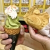 【暑い日の最強セット☀️】むっちゃん万十とんとん（豚の角煮入り）×抹茶ソフトクリーム（新発売アイス）が最高🍦🐟❗️あまじょっぱい新感覚の食べ歩き青戸グルメ⭐️気軽なおやつ⭐️お土産⭐️差し入れに人気✨青砥駅徒歩1分🚃