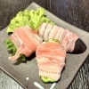 夏にぴったり！鉄板トマトしそ・ピーマンチーズ・ナスの豚バラ巻き980円（税込）／お好み焼き・鉄板焼きしぐれ／磯子区岡村
