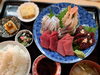 上刺身盛り合わせ定食、小鉢3品付き　　2800円(税込み)「本鮪とクジラ入り・上刺身盛り合わせ定食のご紹介　2800円（税込）」