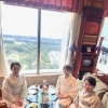 5月の風を感じて。サンダルやカゴバッグで楽しむ「初夏の洋服感覚」の着物スタイル