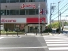 駅から進むと1Fが携帯ショップ、2Fがファミレスのビルです「【センター探検隊・第1弾】入口どこ？からスタート！エントランス～休憩室までご案内」