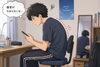スマホを触る猫背の男性「30代から急増中。気づいた時には進行している“猫背老け”とは？【ほねつぎ極癒 / ごくい】【江南市/扶桑町/各務原市/犬山市/整骨院/接骨院/整体/猫背/腰痛/頭痛/猫背矯正/ぎっくり腰/反り腰/ヘルニア/ぽっこりお腹/産後腰痛】」