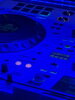 DJサウンドが響くバー「DJミキサーの青い光に包まれる、So Nice の夜」